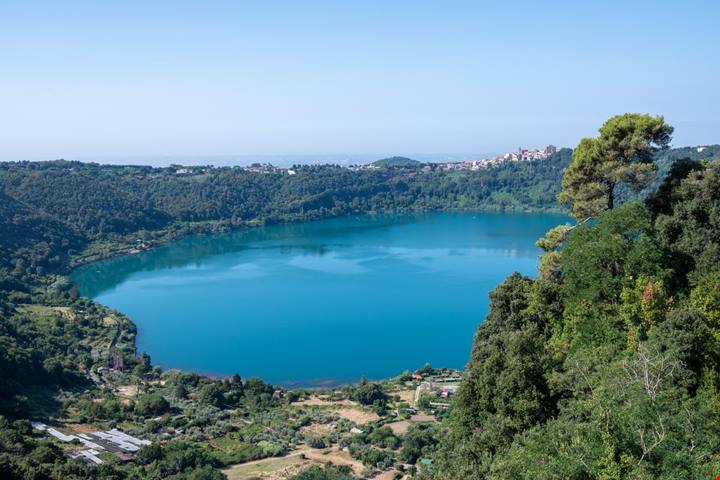 La terrazza più romantica al mondo si trova in Italia: qui puoi toccare mare e monti con un dito