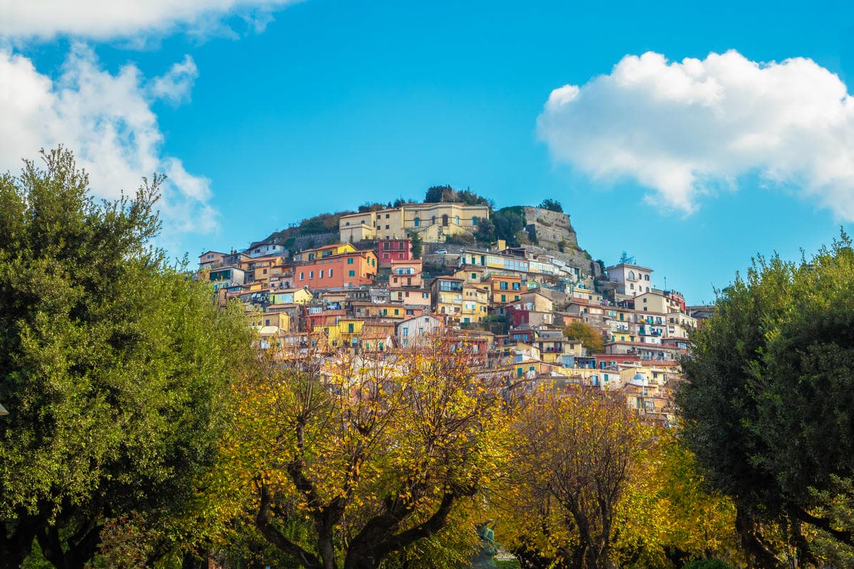 La terrazza più romantica al mondo si trova in Italia: qui puoi toccare mare e monti con un dito