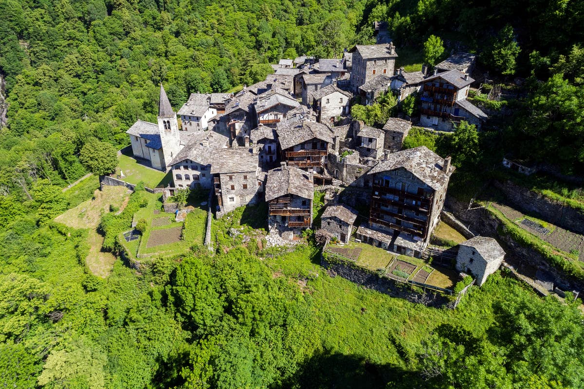 C'è qualcuno che li ha contati tutti: 2888 gradini, ma è l'unico modo per arrivare al borgo degli eremiti