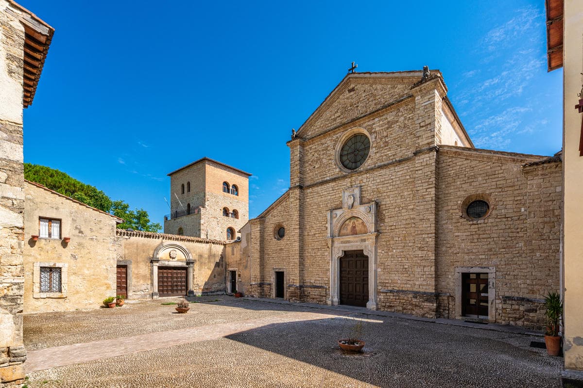 Un'abbazia-gioiello a poca distanza da Roma: immersa nel verde, è un monumento a vera misura d'uomo