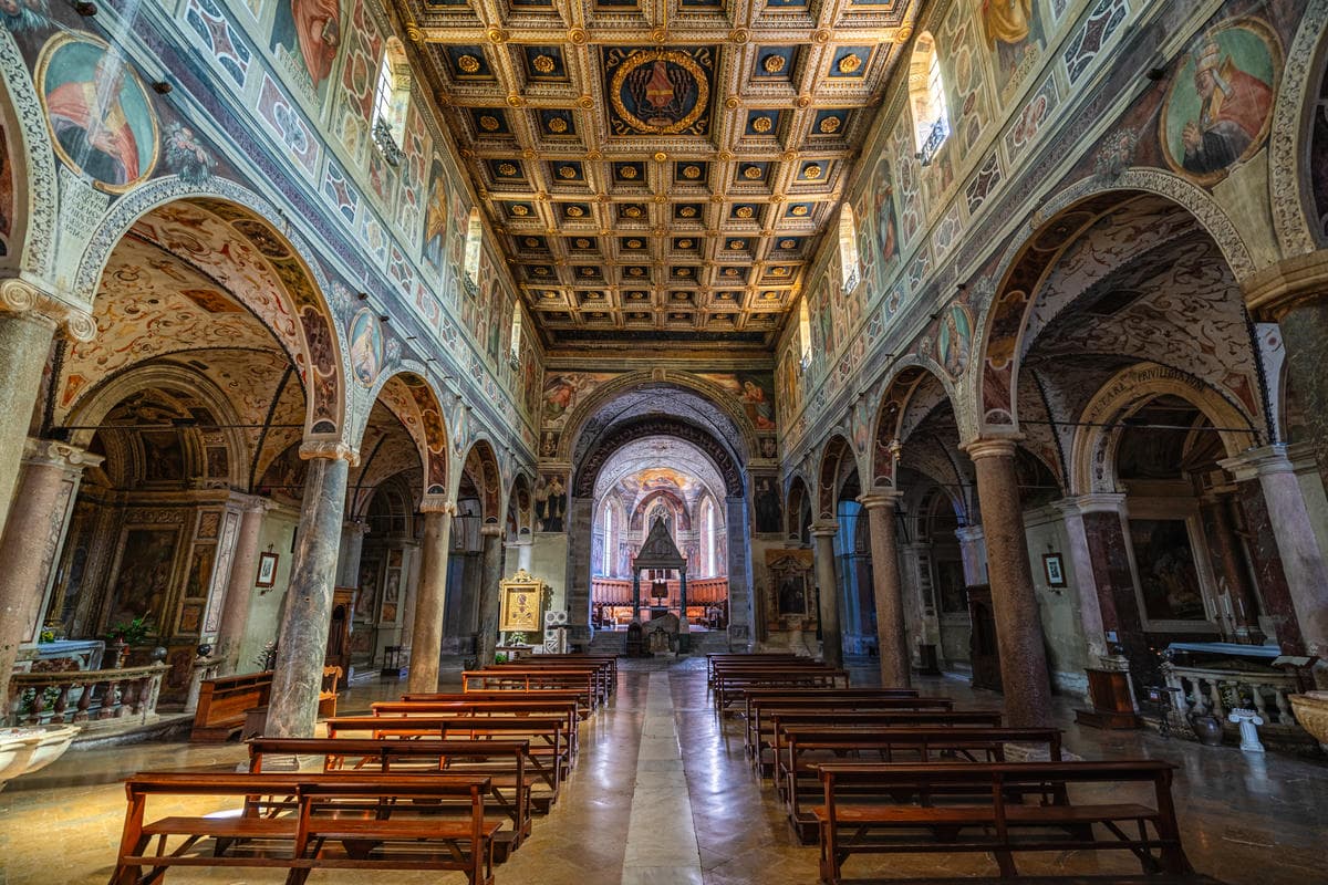 Un'abbazia-gioiello a poca distanza da Roma: immersa nel verde, è un monumento a vera misura d'uomo