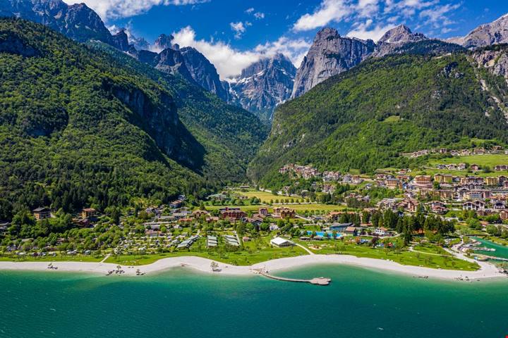 Neanche gli scrittori gli resistono: è il lago più bello d'Italia, ma non quello a cui stai pensando
