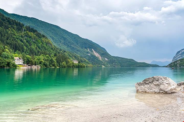 Neanche gli scrittori gli resistono: è il lago più bello d'Italia, ma non quello a cui stai pensando