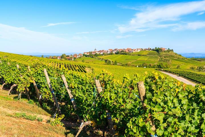 Le case color pastello dove ogni scorcio è un dipinto: è il borgo che ha ispirato La Bella e la Bestia
