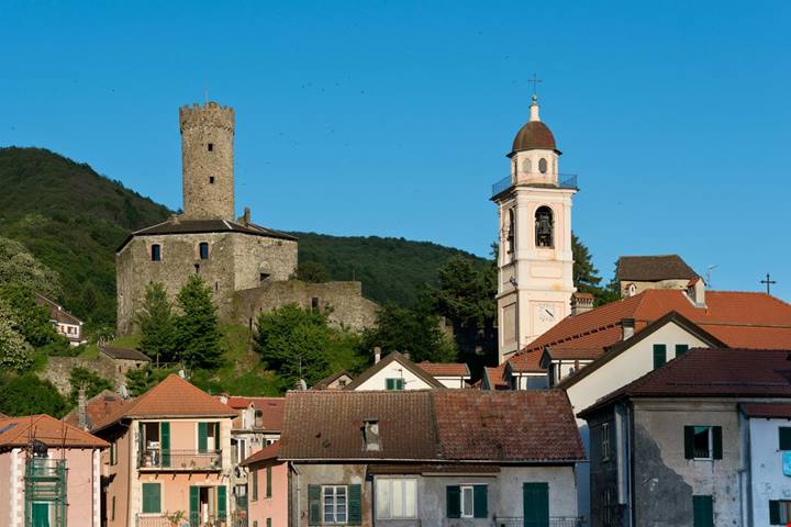 Il borgo più prezioso della Liguria che racconta la sua storia con un intreccio di fili d'oro e argento