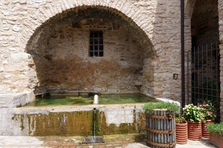 Ci abitano meno di 50 persone: questo borgo in Umbria è un vero paradiso della tranquillità