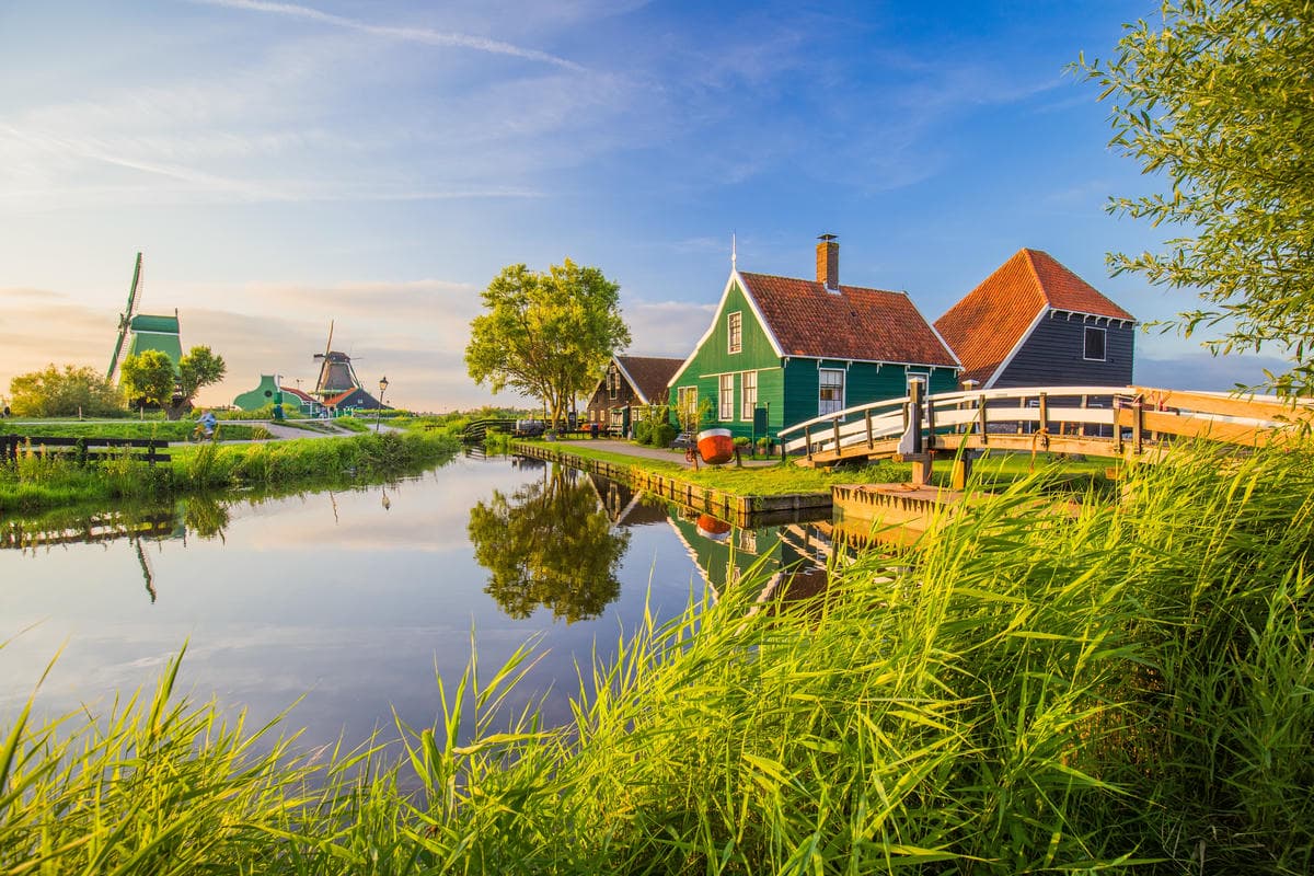 Prima ancora che arrivi la primavera, devi prenotare un viaggio qui: è il coloratissimo villaggio dei tulipani e dei canali