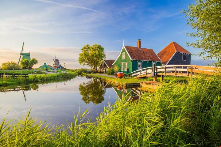 Prima ancora che arrivi la primavera, devi prenotare un viaggio qui: è il coloratissimo villaggio dei tulipani e dei canali