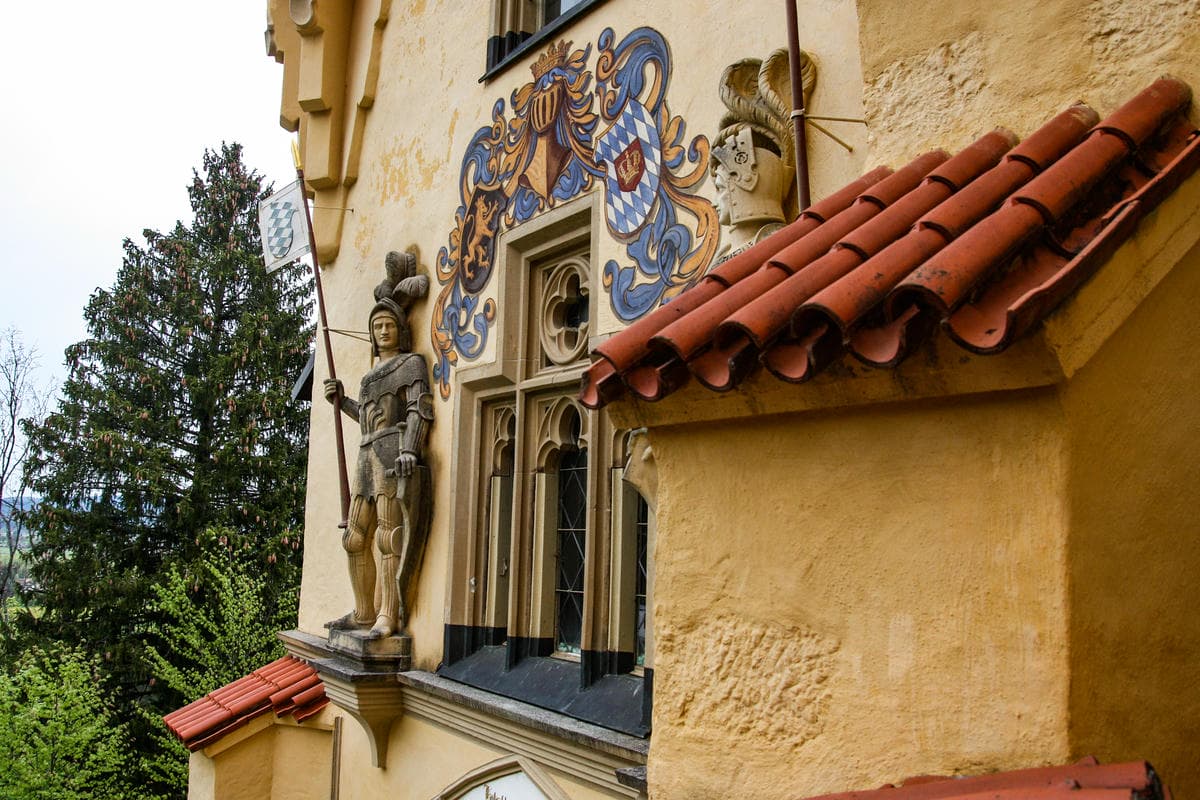 Bianco come il latte e abbracciato dal cielo: questo castello lo hai visto ovunque, ma l'originale si trova solo qui