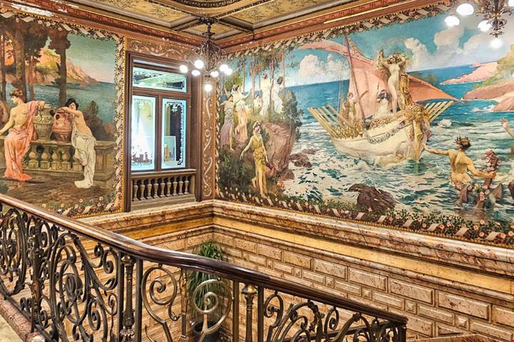 In questa città ai piedi dei Pirenei l'Art Déco incontra la Spagna: un gioiello francese ancora poco conosciuto