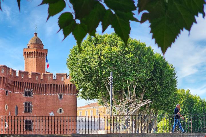 In questa città ai piedi dei Pirenei l'Art Déco incontra la Spagna: un gioiello francese ancora poco conosciuto