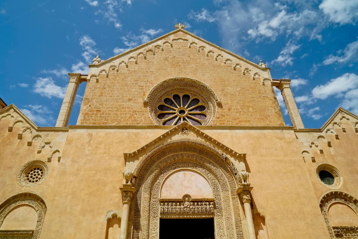La basilica più colorata che tu abbia mai visto: si trova nel cuore della città del pasticciotto