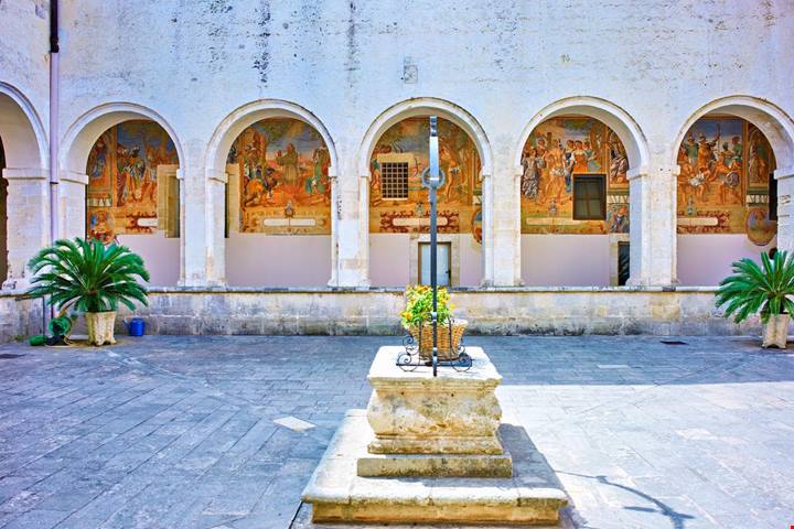 La basilica più colorata che tu abbia mai visto: si trova nel cuore della città del pasticciotto