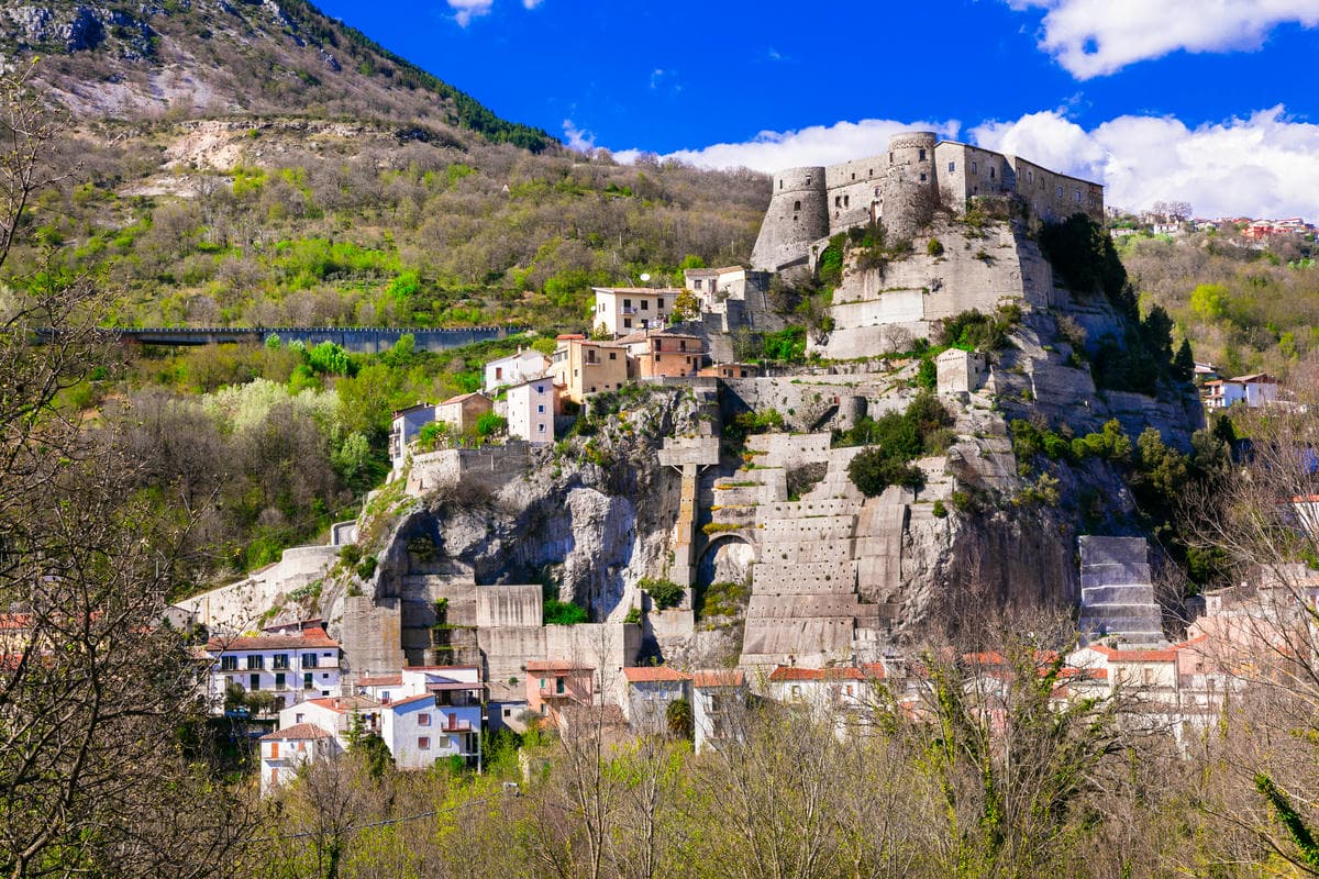 In Molise c'è uno dei castelli più belli d'Italia, eppure sono in pochissimi a conoscerlo