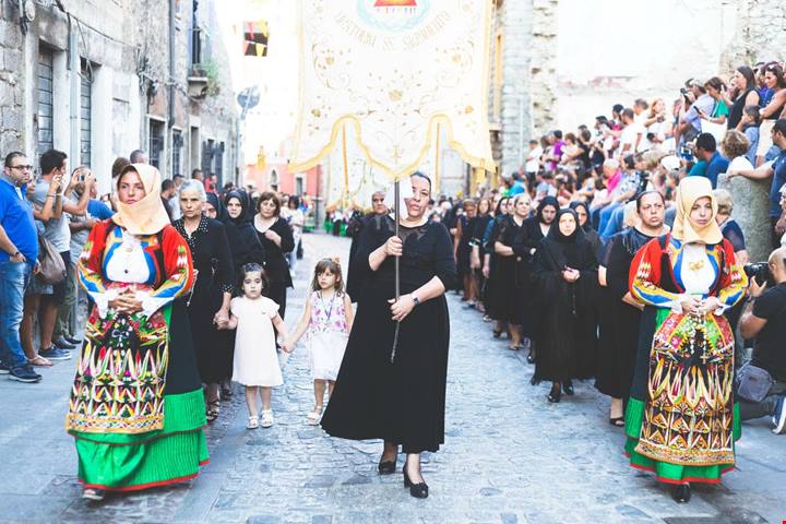 Politica, cultura e resilienza: in Sardegna hanno usato le mura di questo borgo per trasmettere dei veri messaggi universali