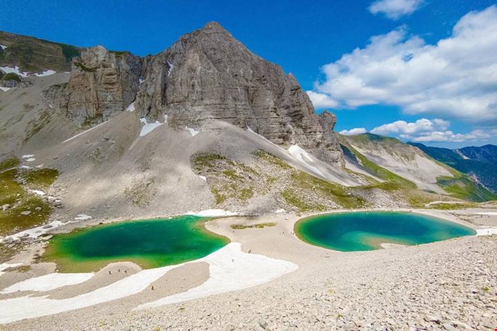 È un lago, ma sono due: sulle montagne delle Marche puoi camminare su uno dei luoghi più misteriosi della regione