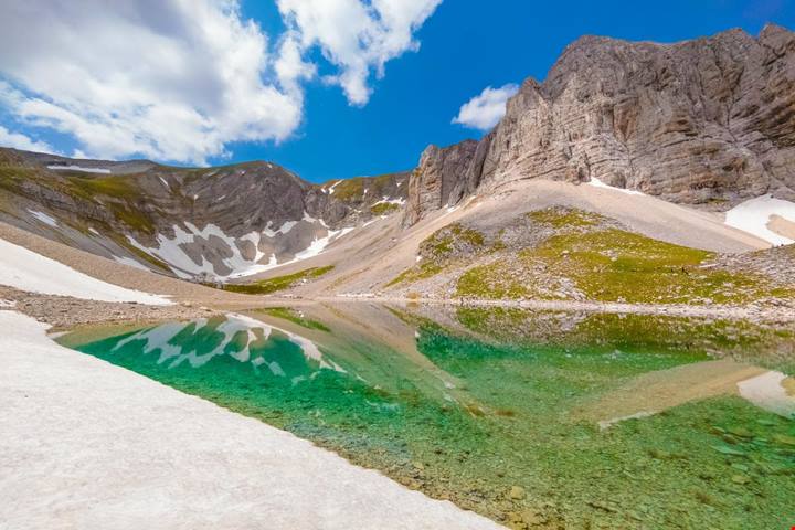 È un lago, ma sono due: sulle montagne delle Marche puoi camminare su uno dei luoghi più misteriosi della regione