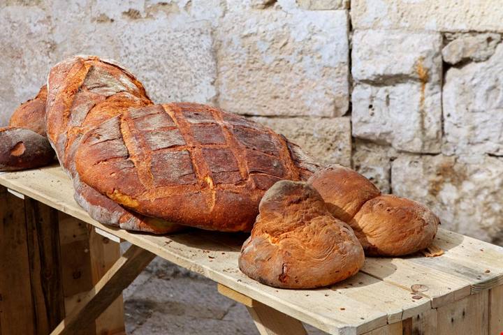 Altamura, la città del pane in Puglia: cosa vedere e dove comprare il pane di Altamura DOP