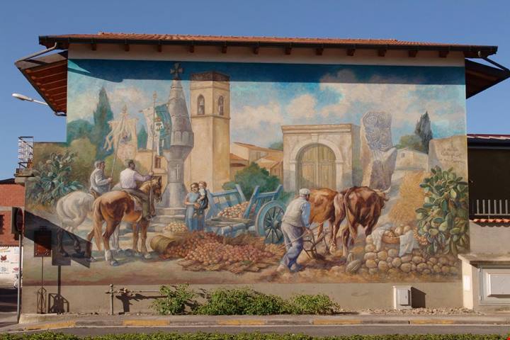 Non è Orgosolo, ma si trova lo stesso in Sardegna: anche qui l'arte ha completamente trasformato piazze e strade