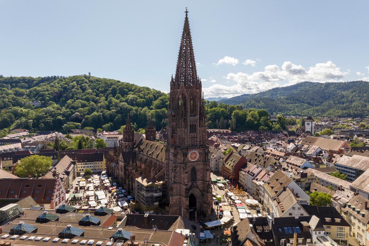 In questa città da 700 anni scorrono dei piccoli canali tra le strade del centro: la loro è una storia di fortuna e ambiente