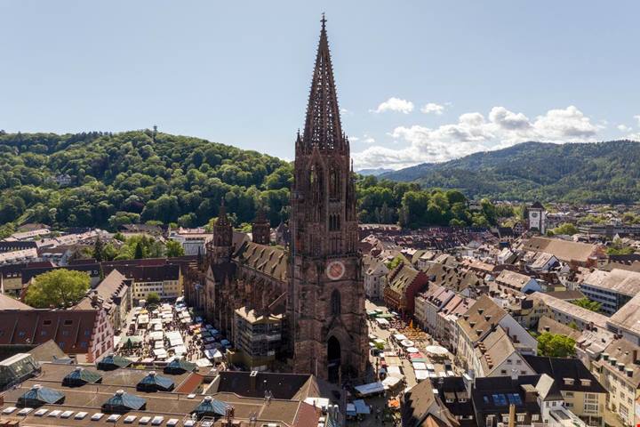 In questa città da 700 anni scorrono dei piccoli canali tra le strade del centro: la loro è una storia di fortuna e ambiente