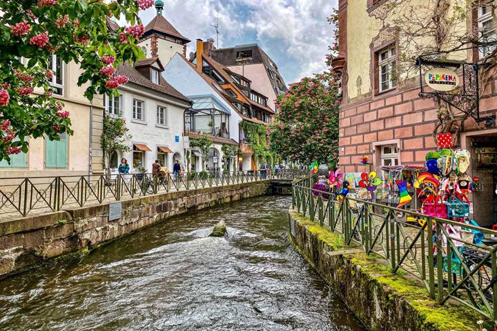 In questa città da 700 anni scorrono dei piccoli canali tra le strade del centro: la loro è una storia di fortuna e ambiente
