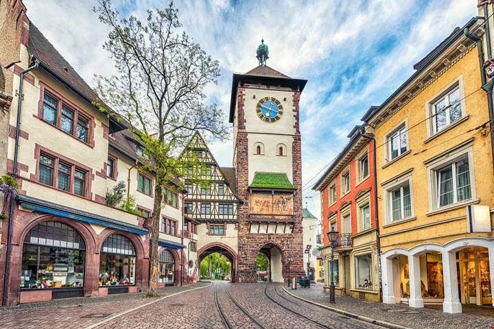 In questa città da 700 anni scorrono dei piccoli canali tra le strade del centro: la loro è una storia di fortuna e ambiente