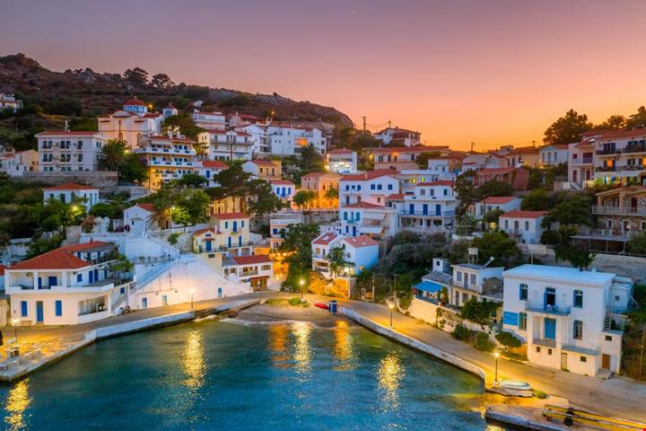 Sembrano i Caraibi ma siamo in Europa: 3 isole greche snobbate dal turismo di massa dove dormire con 40 euro