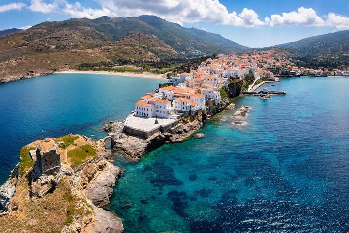 Sembrano i Caraibi ma siamo in Europa: 3 isole greche snobbate dal turismo di massa dove dormire con 40 euro