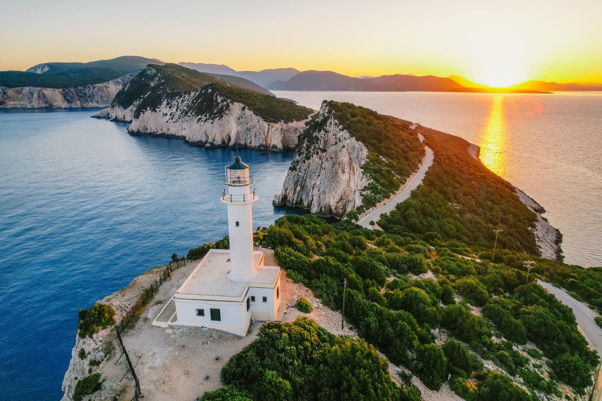 Sembrano i Caraibi ma siamo in Europa: 3 isole greche snobbate dal turismo di massa dove dormire con 40 euro