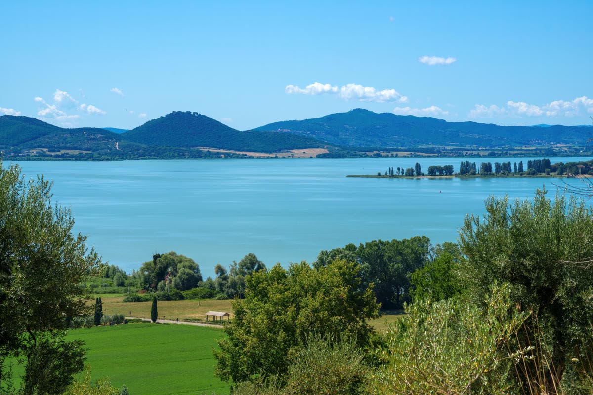 Tutti lo cercano al Nord ma si trova nel Centro Italia: è uno dei laghi più grandi d'Europa ed è magico in primavera
