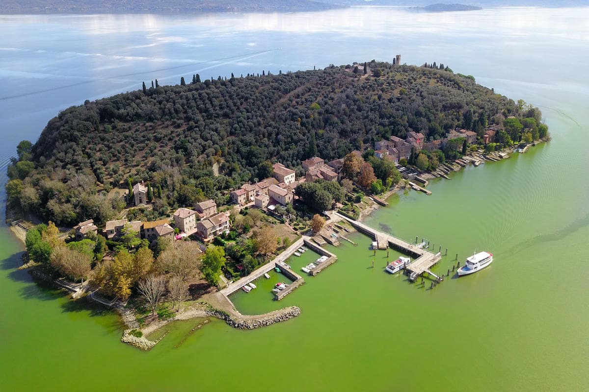 Tutti lo cercano al Nord ma si trova nel Centro Italia: è uno dei laghi più grandi d'Europa ed è magico in primavera