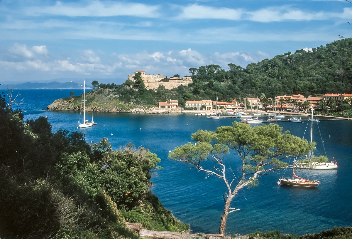 È la più grande oasi costiera d'Europa: 200 chilometri di spiagge selvagge e 12 città d'autore in un unico viaggio