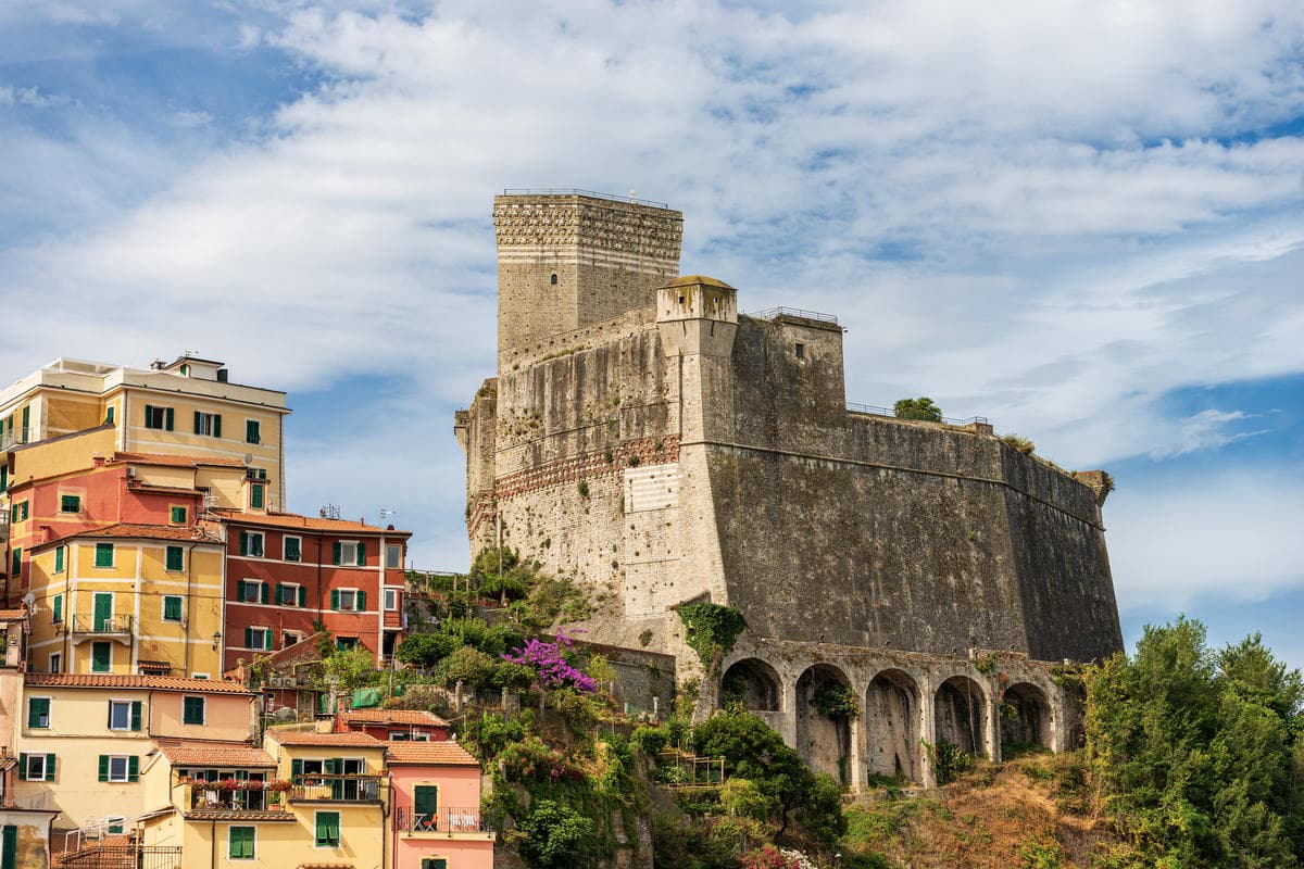 Sembra il set di un film d'epoca ma è in Liguria: il borgo color pastello vegliato da un castello maestoso