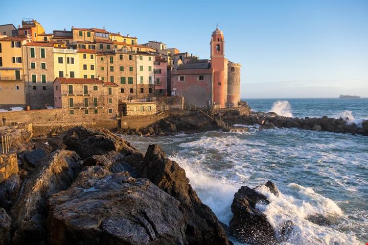 Sembra il set di un film d'epoca ma è in Liguria: il borgo color pastello vegliato da un castello maestoso