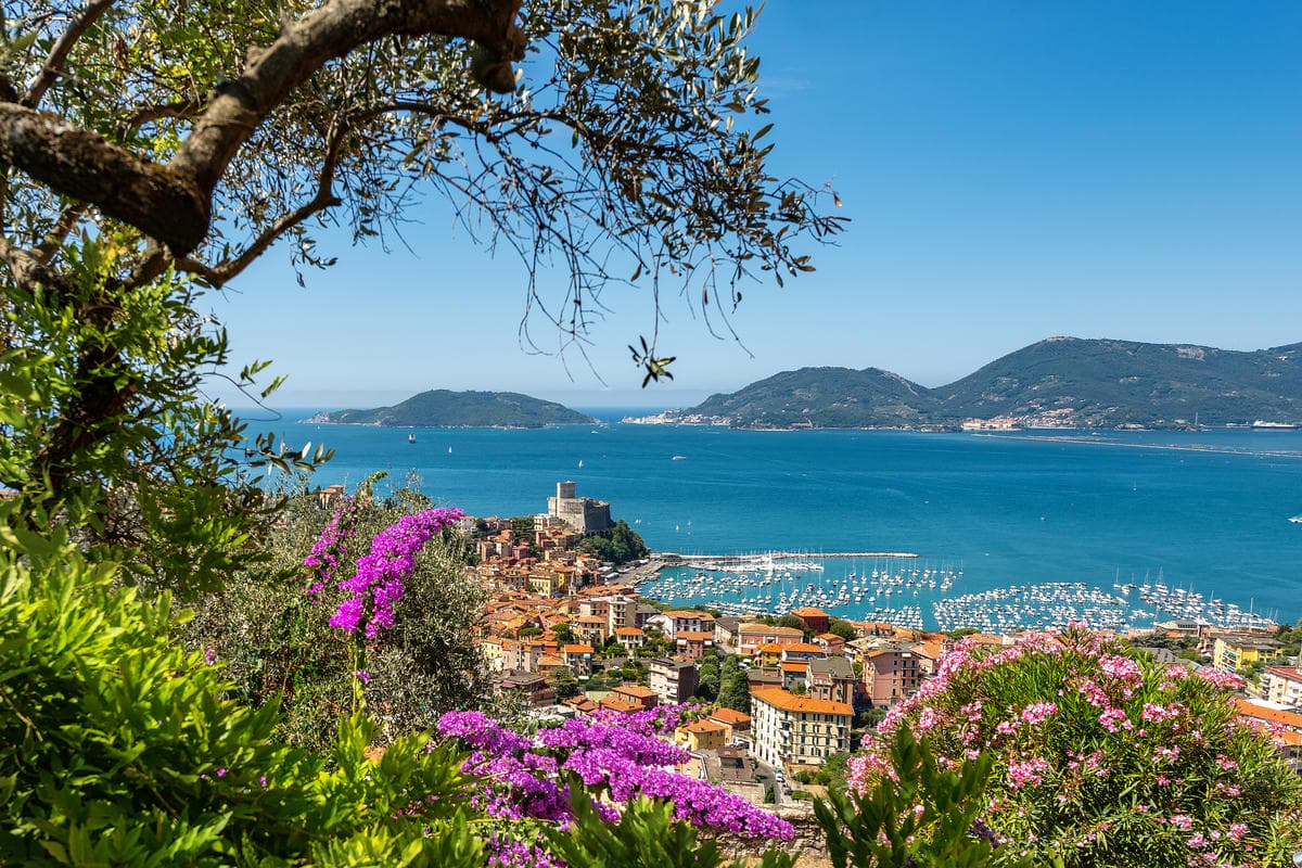 Sembra il set di un film d'epoca ma è in Liguria: il borgo color pastello vegliato da un castello maestoso