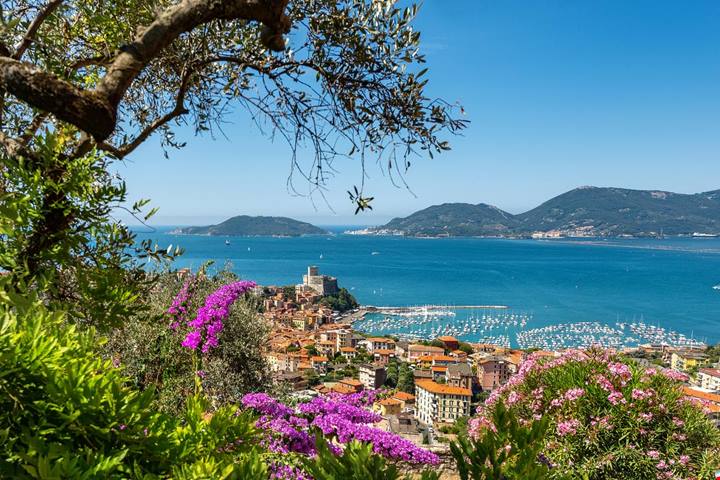 Sembra il set di un film d'epoca ma è in Liguria: il borgo color pastello vegliato da un castello maestoso