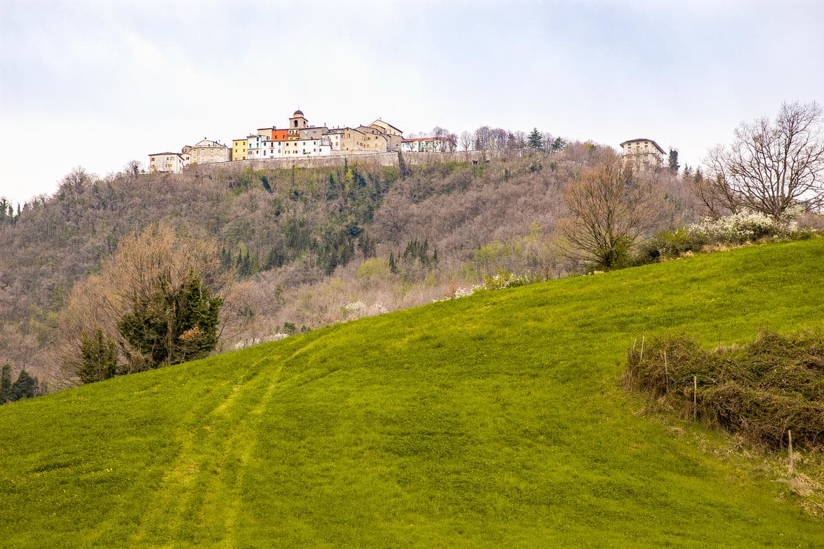 Nel cuore delle Marche c’è un borgo a chiocciola dove il Medioevo incontra il benessere in terme d'autore