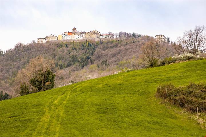 Nel cuore delle Marche c’è un borgo a chiocciola dove il Medioevo incontra il benessere in terme d'autore