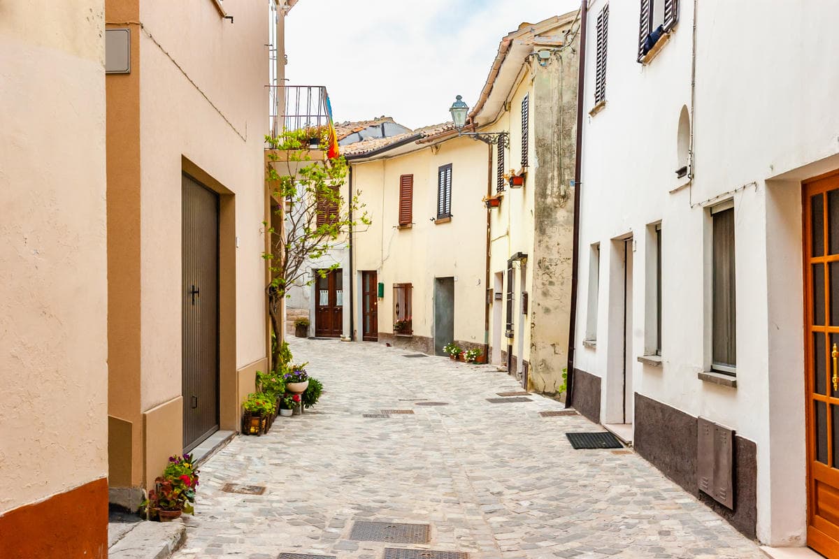Nel cuore delle Marche c’è un borgo a chiocciola dove il Medioevo incontra il benessere in terme d'autore