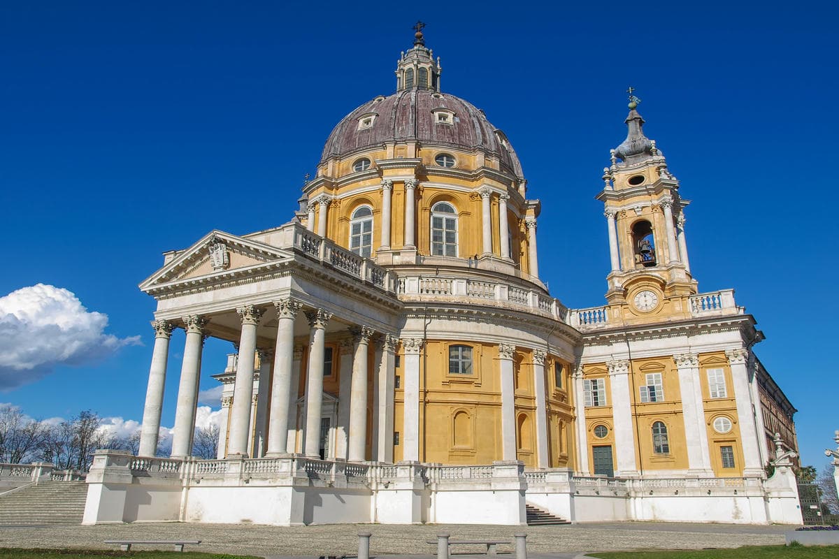Guarda la città sabauda da 700 metri d'altezza: la chiesa sospesa tra leggenda e tragedia da vedere una volta nella vita