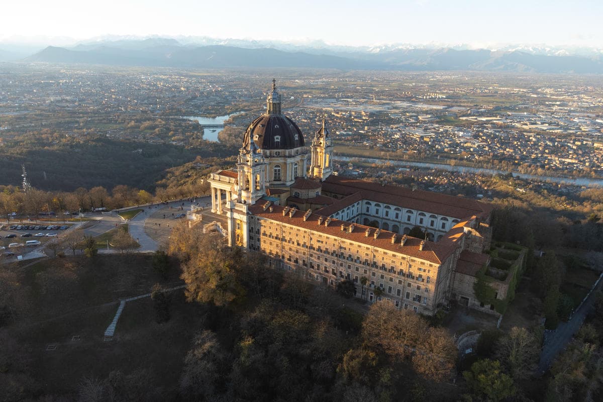 Guarda la città sabauda da 700 metri d'altezza: la chiesa sospesa tra leggenda e tragedia da vedere una volta nella vita