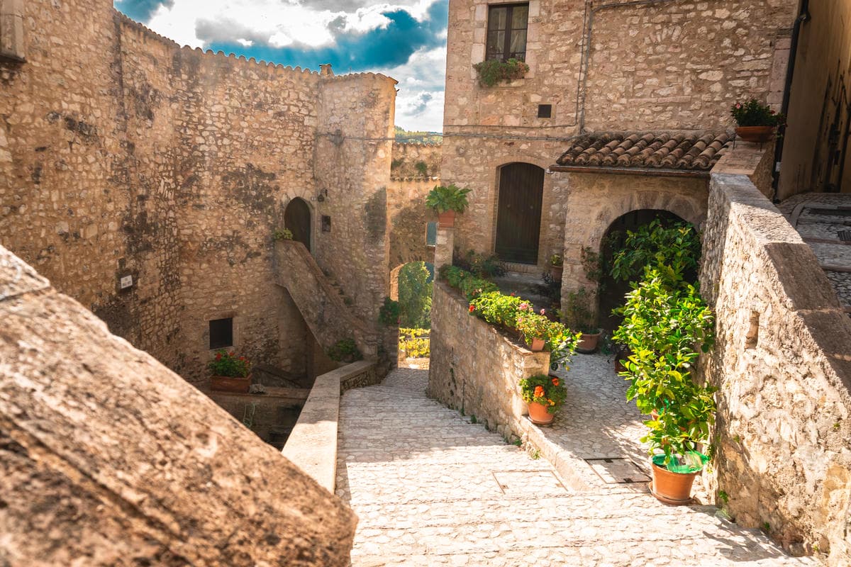 Racchiuso da mura antiche nel cuore dell'Umbria: il borgo del silenzio dove il tempo si è fermato è il più romantico d'Italia