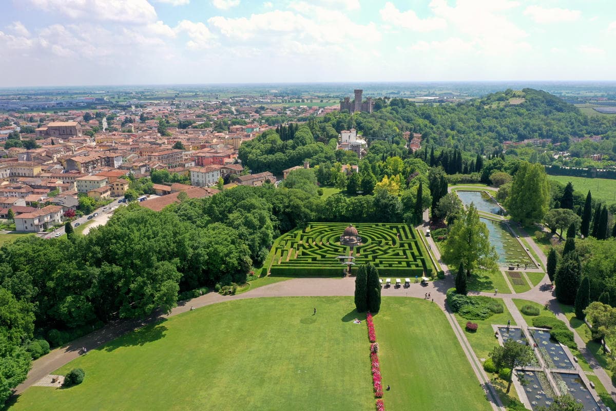 Ami i picnic all'aperto? Ecco 5 oasi verdi incontaminate in Italia perfette per una fuga di primavera fuori porta