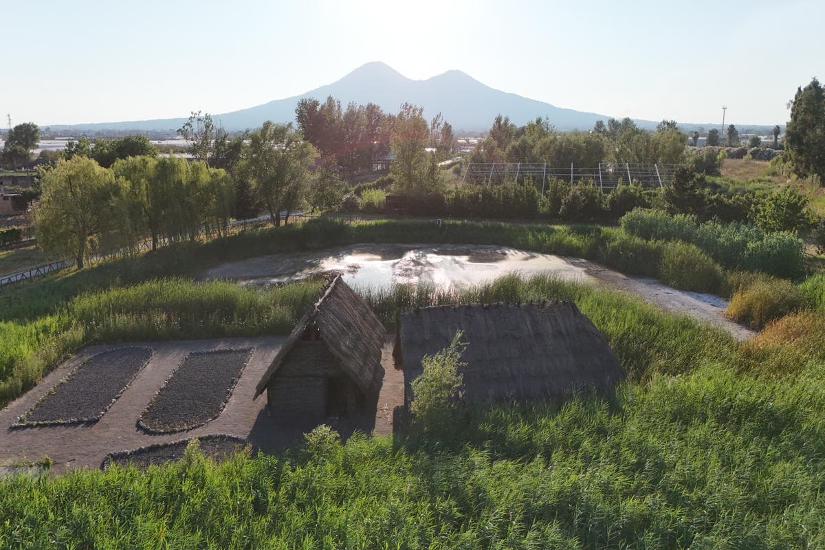 Ai piedi del Vesuvio si nasconde una città costruita sulle palafitte: un luogo surreale unico al mondo che nessuno conosce