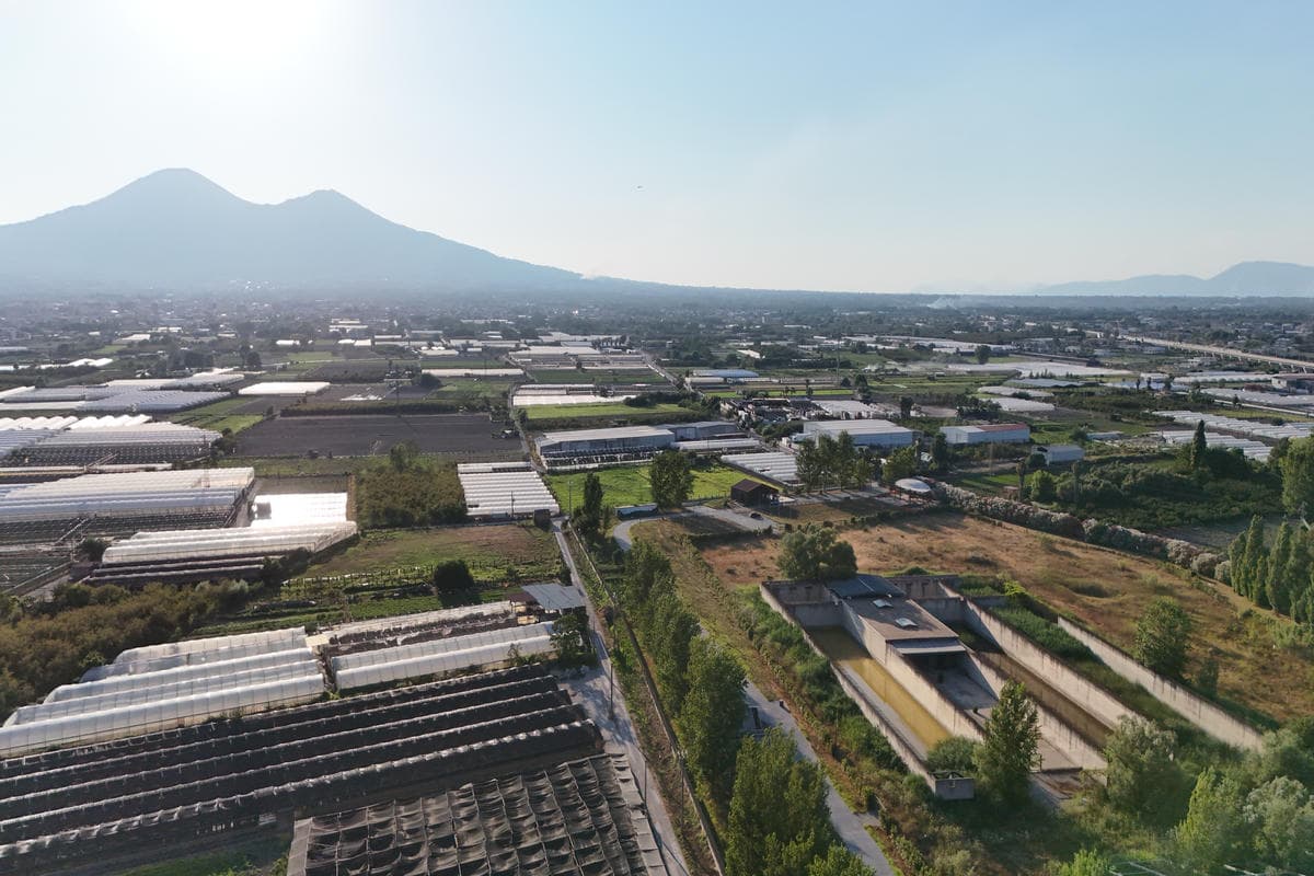 Ai piedi del Vesuvio si nasconde una città costruita sulle palafitte: un luogo surreale unico al mondo che nessuno conosce