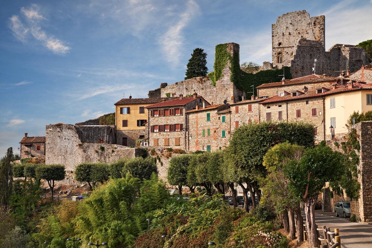 Il borgo-terrazza nel cuore della Val di Chiana: un labirinto di pietra magnetico che è il vero gioiello segreto della Toscana