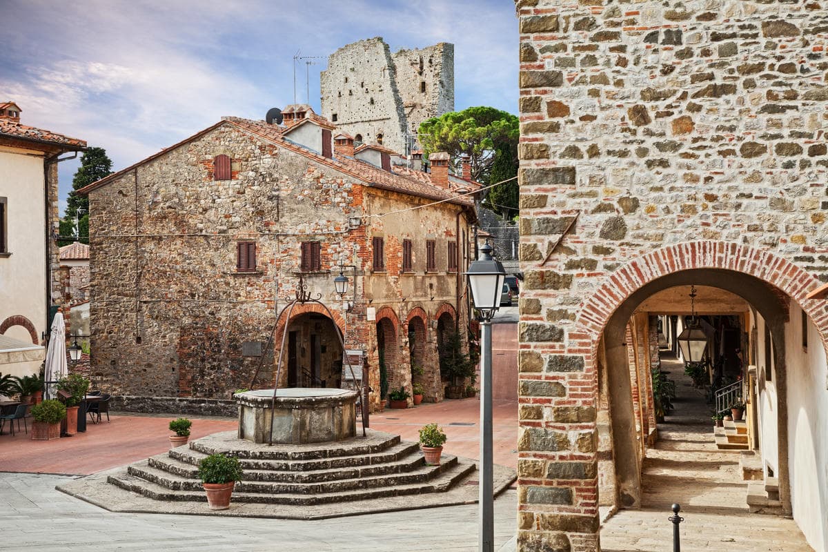 Il borgo-terrazza nel cuore della Val di Chiana: un labirinto di pietra magnetico che è il vero gioiello segreto della Toscana