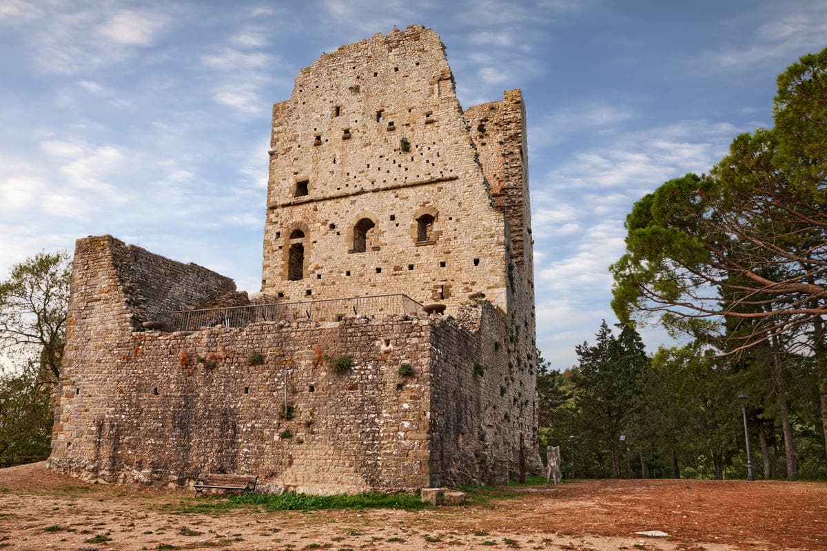 Il borgo-terrazza nel cuore della Val di Chiana: un labirinto di pietra magnetico che è il vero gioiello segreto della Toscana