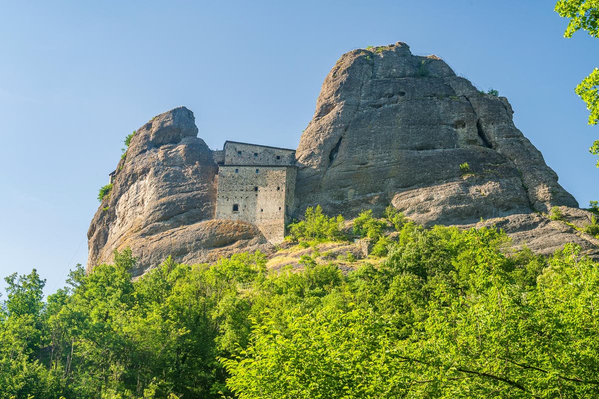 Ha 1000 anni ed è incastonato nella roccia: il castello del mistero che domina questa valle ligure